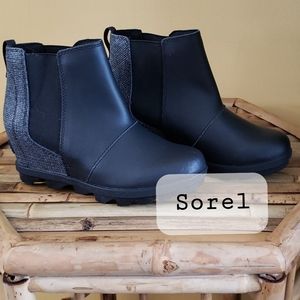 Youth size 3 Sorel wedge boot with houndstooth detailing on the back